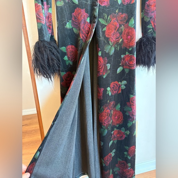 🍀sold🍀NWT - Dolls Kill Widow - Velvet Rose Duster with Faux Fur - Picture 8 of 12